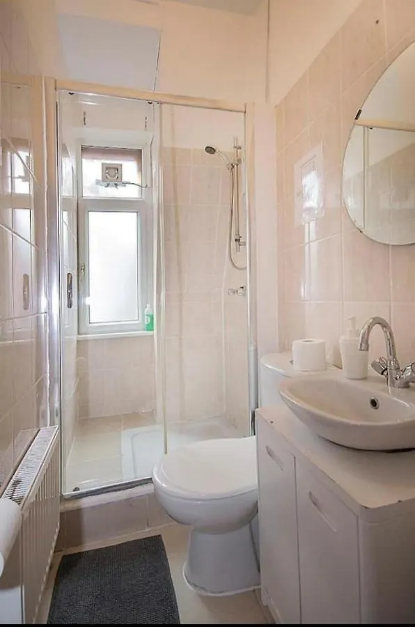 Bright Double Bedroom London Hostel
